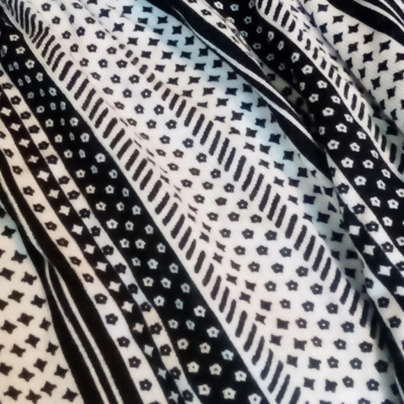 H&M Women's White and Black Off Shoulder Crop Top Fashion Shirt - Picture 4 of 4